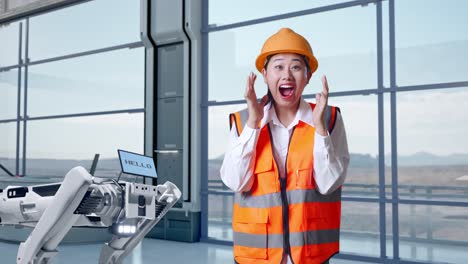 ingeniero sorprendido por un robot en una fábrica moderna