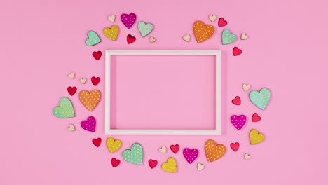 los corazones de diferentes colores se mueven alrededor del marco para el texto. detenga el movimiento