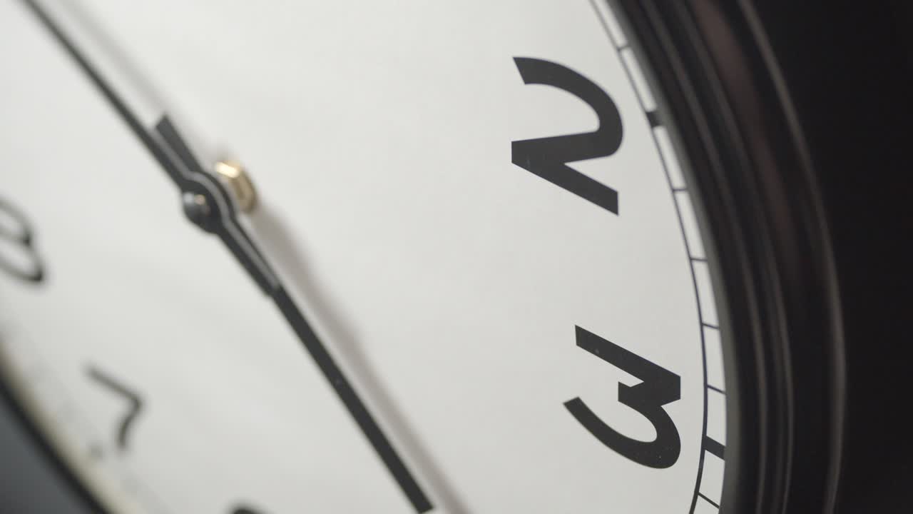 reloj blanco cerca en el lapso de tiempo en la pared gris oscuro