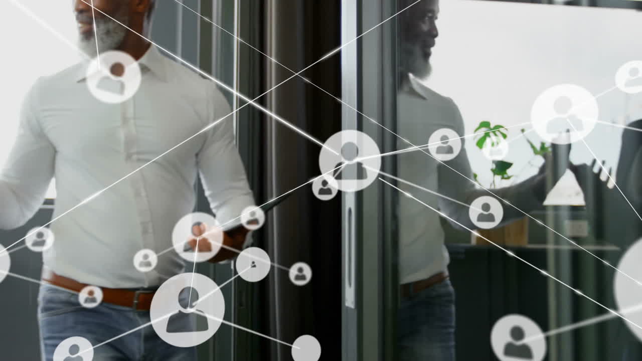 Animazione di una rete di connessioni con icone sovrapposta a colleghi diversi che parlano in ufficio
