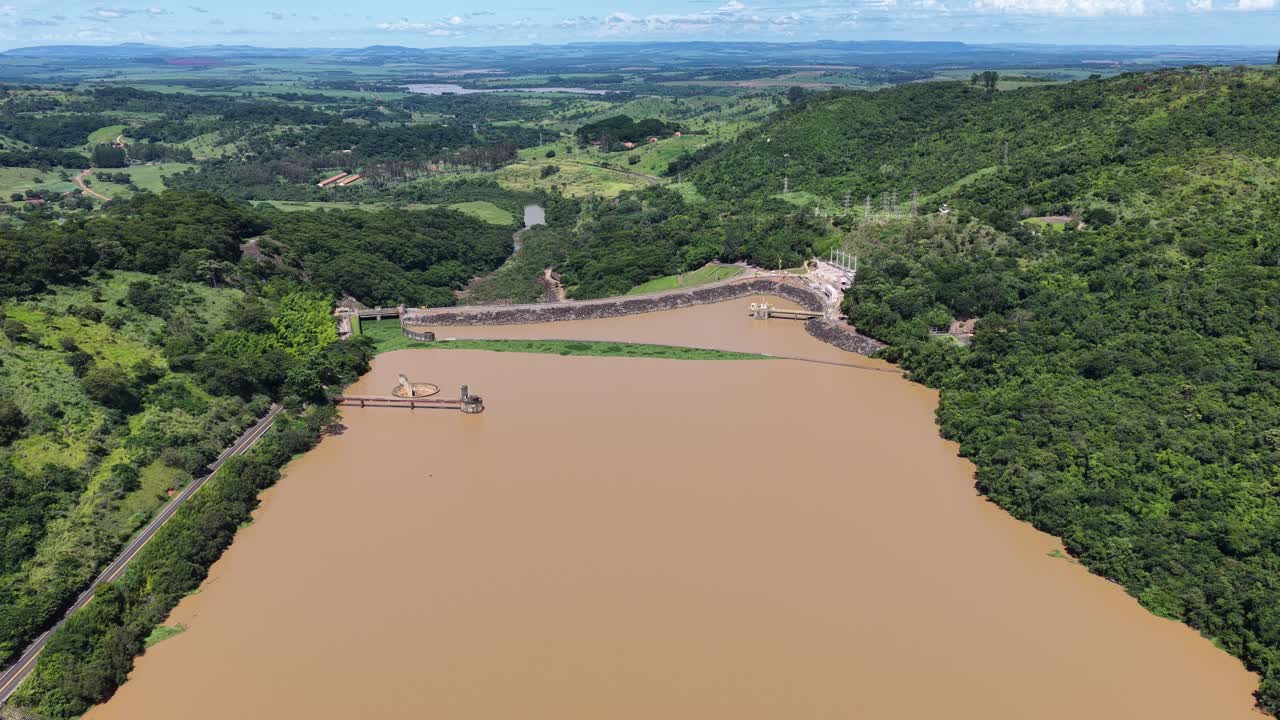 Represa Euclides da Cunha de São José do Rio Pardo em São Paulo, Brasil. Usina Elétrica. Paisagem da Barragem de Água. Horizonte Natural. Reservatório Euclides da Cunha em São José do Rio Pardo, São Paulo, Brasil.