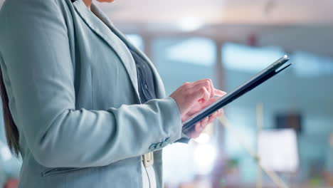 manos, tableta y un primer plano de una persona de negocios