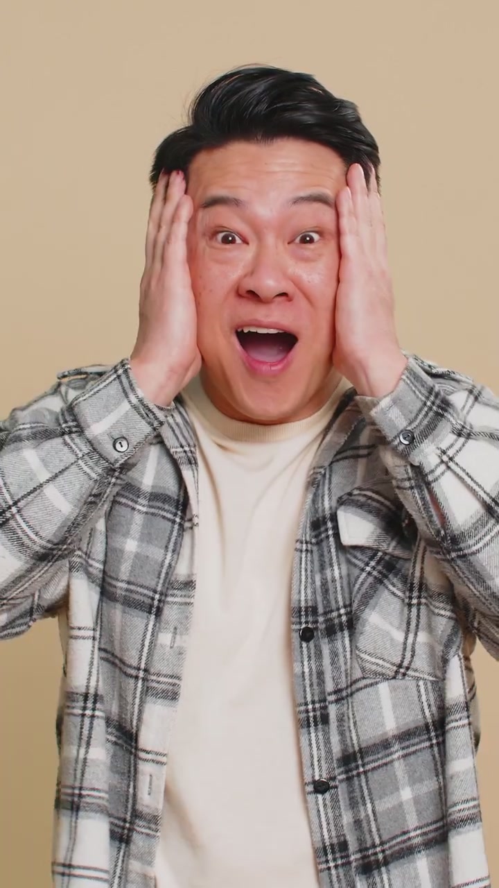 興奮した驚いた男 驚き カメラに目を向けて 突然の勝利にショックを受けた ワウ 感情