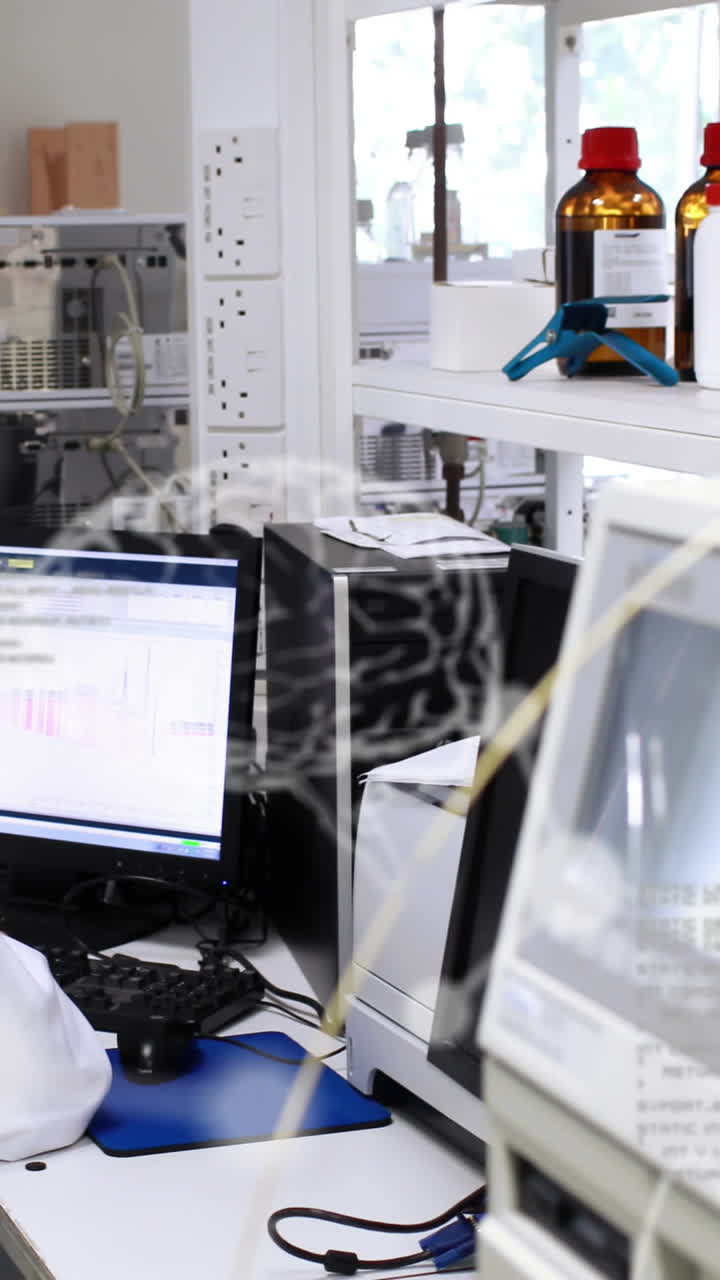 animación del procesamiento de datos científicos sobre un científico masculino que utiliza una computadora