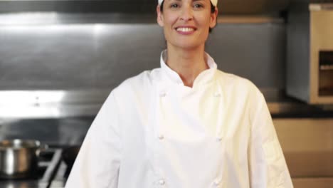chef sonriente mirando platos y haciendo el signo ok