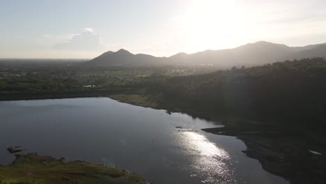 Imágenes-Aéreas-De-4k-Del-Embalse-De-Khlong-Bod-Con-Luz-Solar-Sobre-Las-Montañas-En-El-Fondo-En-Nakhon-Nayok,-Tailandia