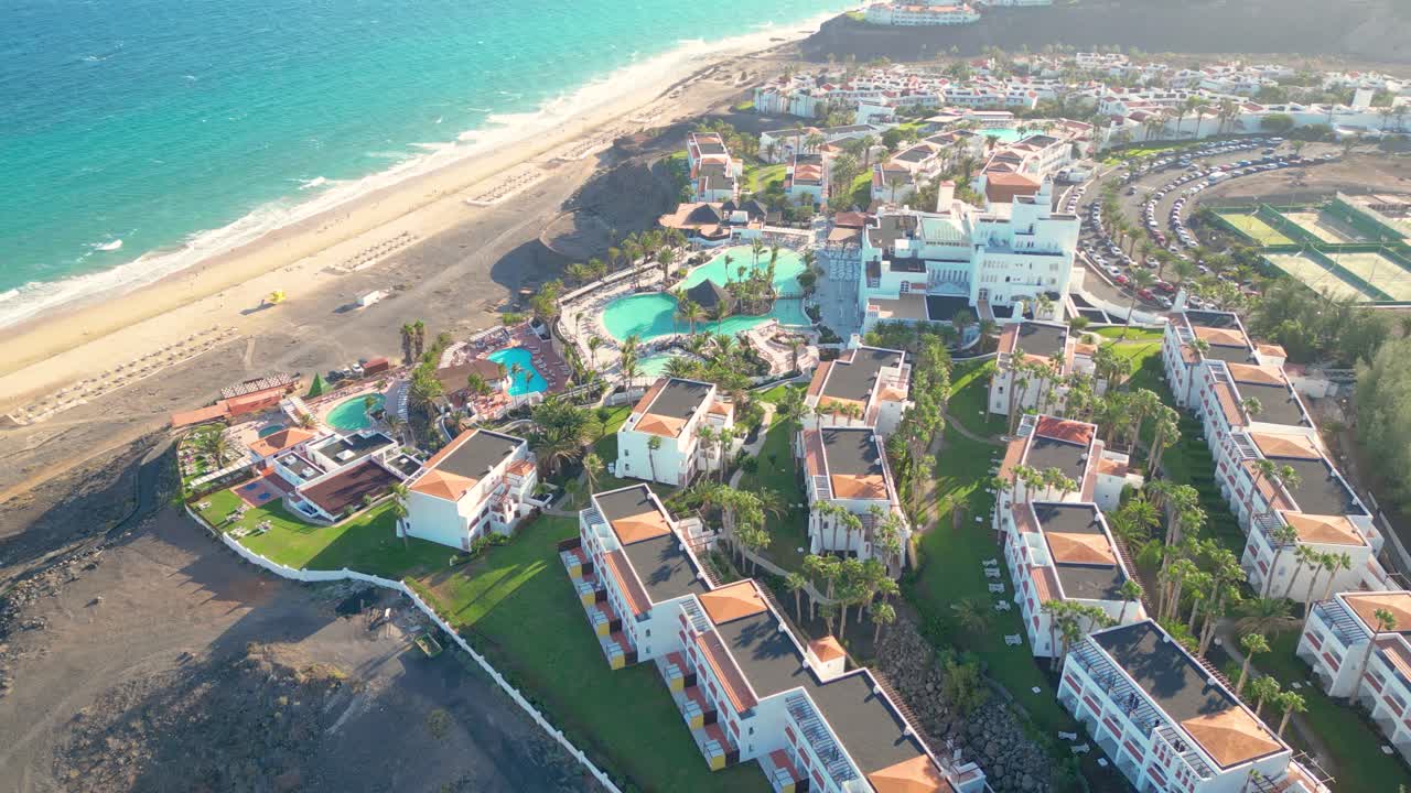 Vista aérea de un hotel de lujo en la costa, Hotel Princess Fuerteventura, Islas Canarias, España.