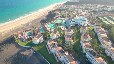 vista aérea de un hotel de lujo a lo largo de la costa hotel princesa fuerteventura, islas canarias, españa