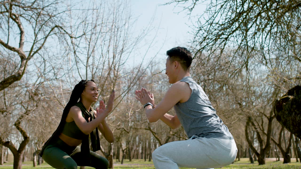 숲에서 스포츠를 하는 사람들