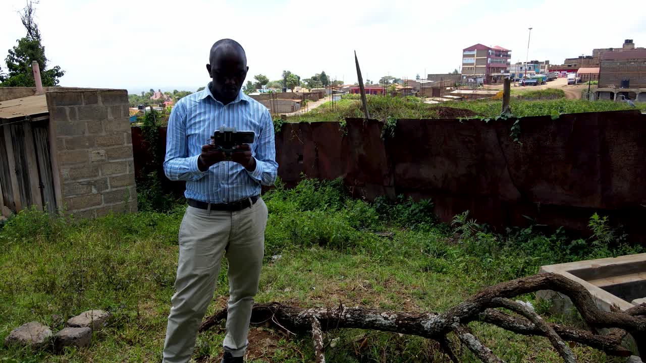 농촌 아프리카에서 드론을 비행하는 아프리카 드론 조종사