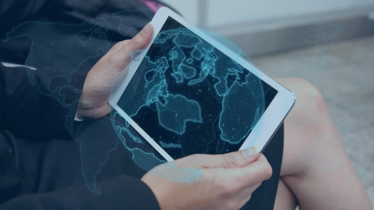 animación de la red global azul sobre una mujer de negocios que usa una tableta