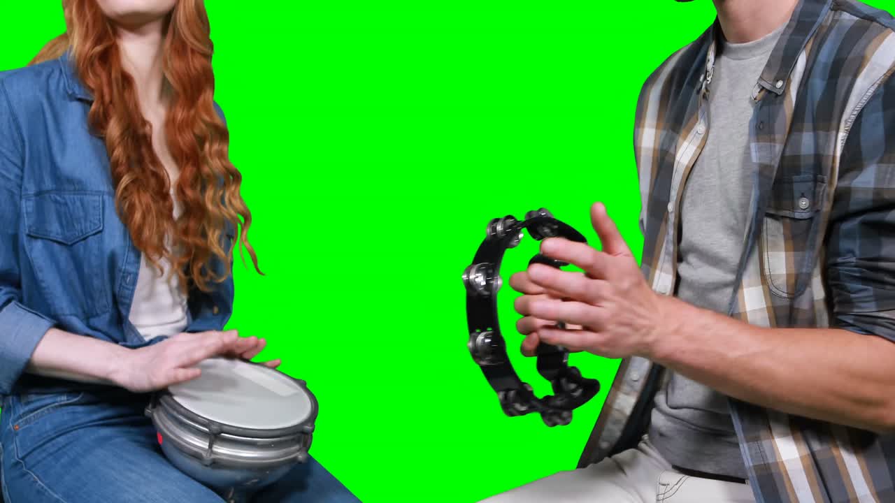 sección media de músicos tocando la pandereta y el tambor