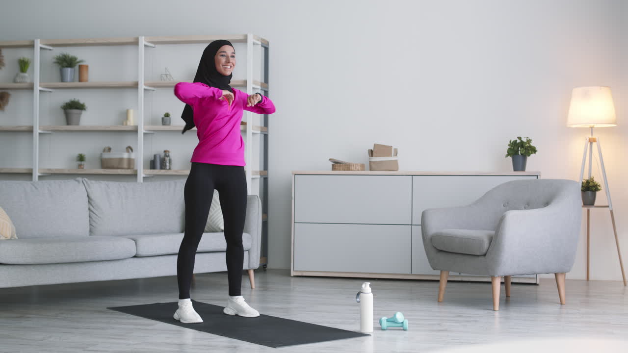 mujer haciendo ejercicios de estiramiento en casa