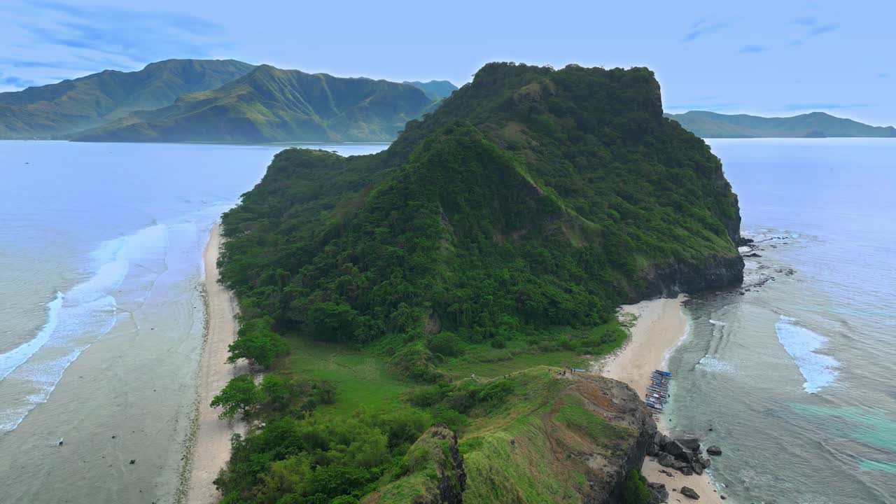 fotografía aérea muy alta por encima de la cordillera en la isla de capones, playa de pundaquit. zambales, filipinas. clima nublado.