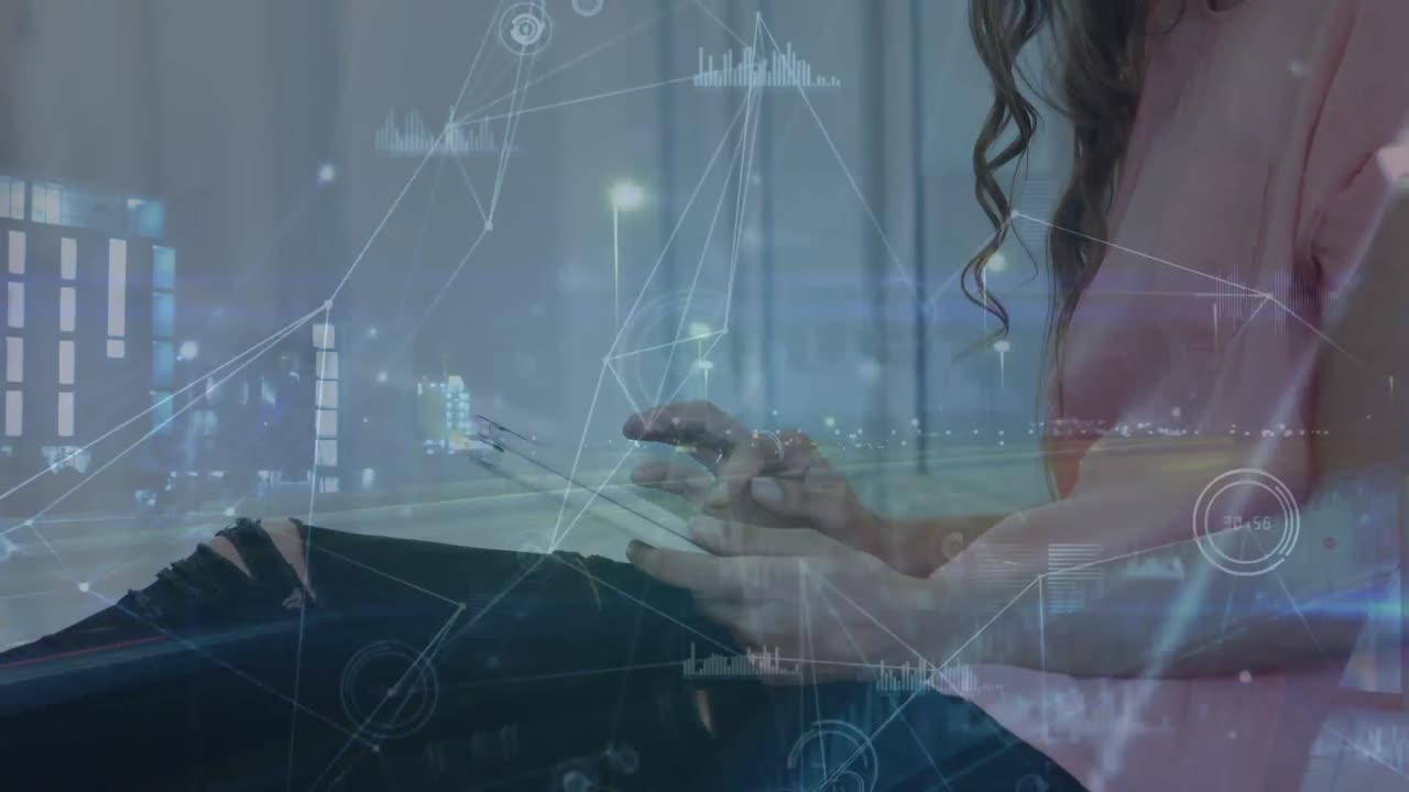 태블릿을 사용하는 백인 여성에 대한 데이터 처리 및 연결 네트워크의 애니메이션