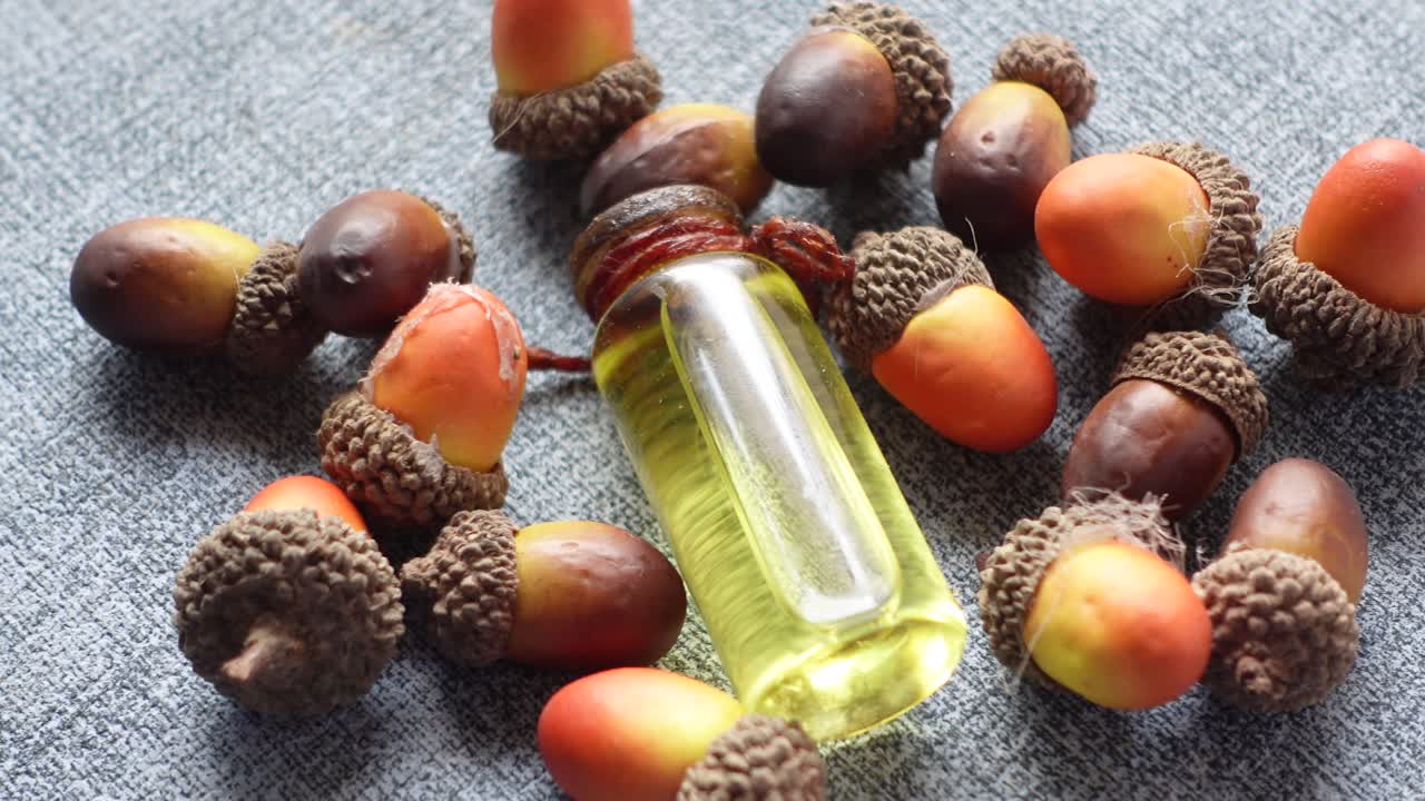 오일 의 작은 병 은 아크론 으로 둘러싸여 있다