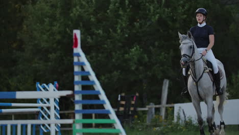 Junge-Frau-Auf-Einem-Pferd,-Die-über-Hindernisse-Springt.-Zeitlupe.-Pferdetraining-Vor-Dem-Wettkampf.-Pferderennen.-Pferdezucht.-Bauernhof.-Reiter.-Reiter,-Jockey