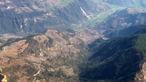 尼泊爾山<unk>的空中景色 散落在村莊和道路上