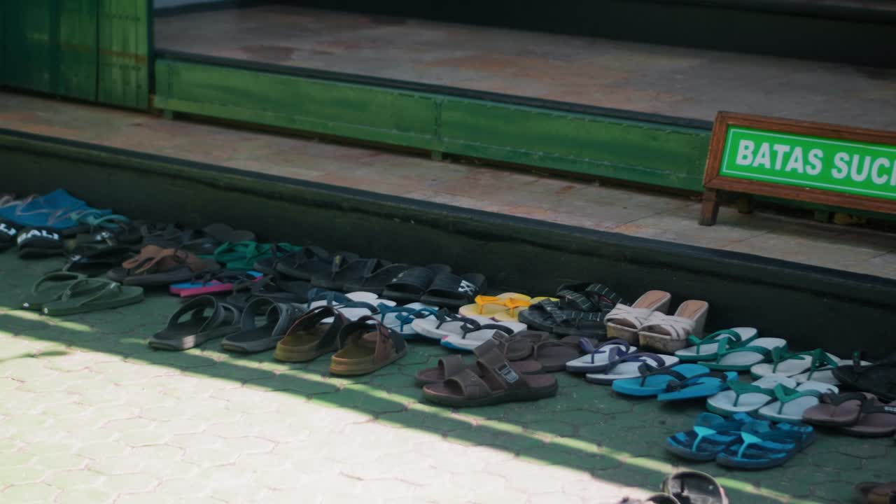 신발을 벗은 무슬림 모스크 입구