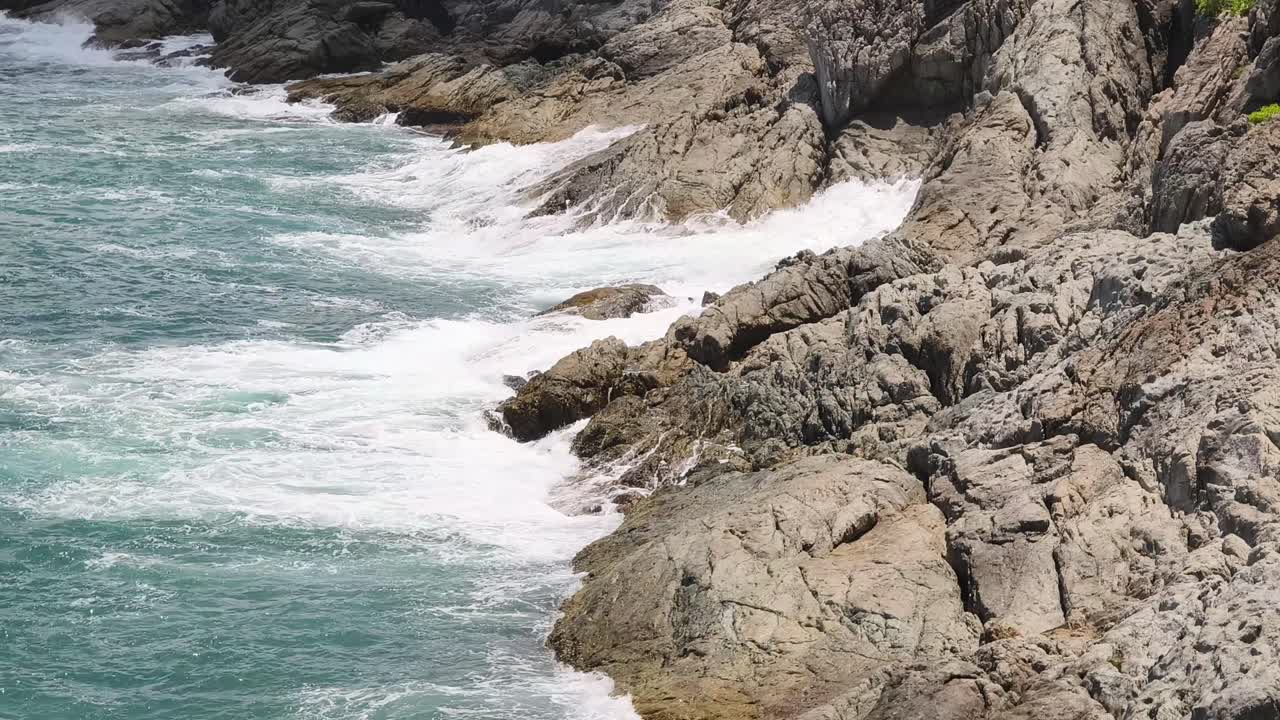 las olas del océano chocando contra la costa rocosa