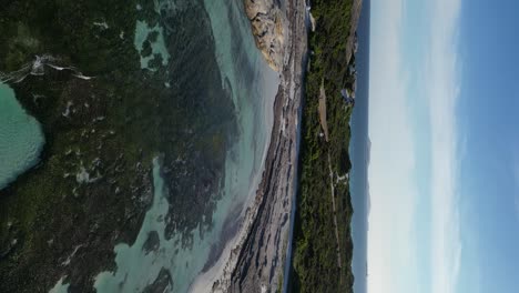 vuelo vertical del dron sobre la bahía australiana con arrecife de coral bajo el agua