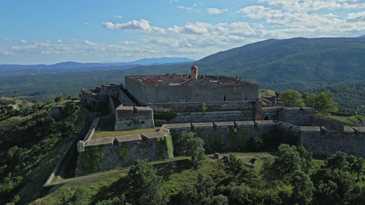 Vista panoramica aerea con drone dello storico Forte Bellegarde a Le Perthus, Francia.