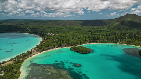 het exotische paradijs van het denneneiland en de baai van kanumera - hyperlapse vanuit de lucht met dynamische parallaxbeweging