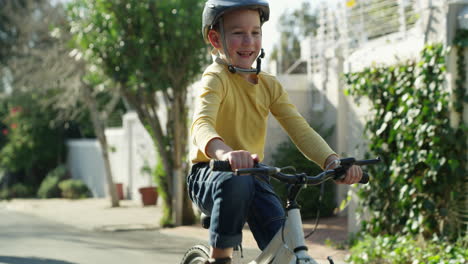padre viendo a su hijo montar su bicicleta