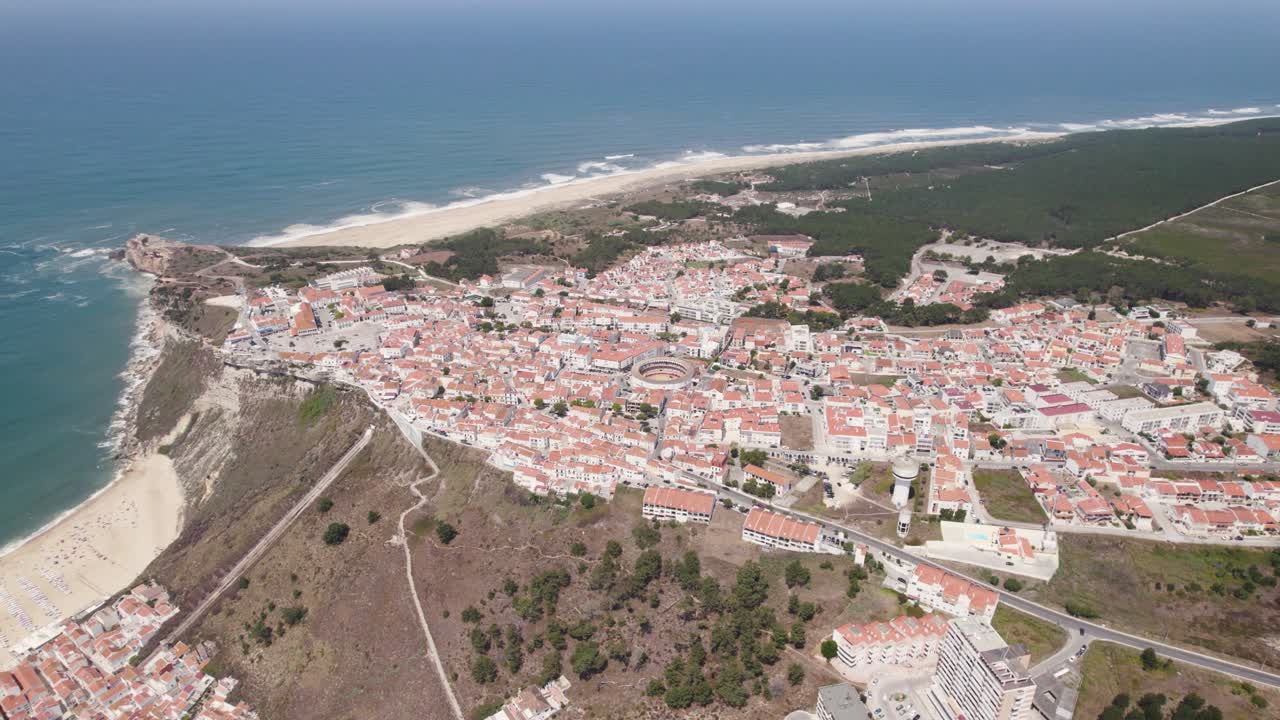 casco antiguo de nazare en promontorio y costa en el fondo, portugal