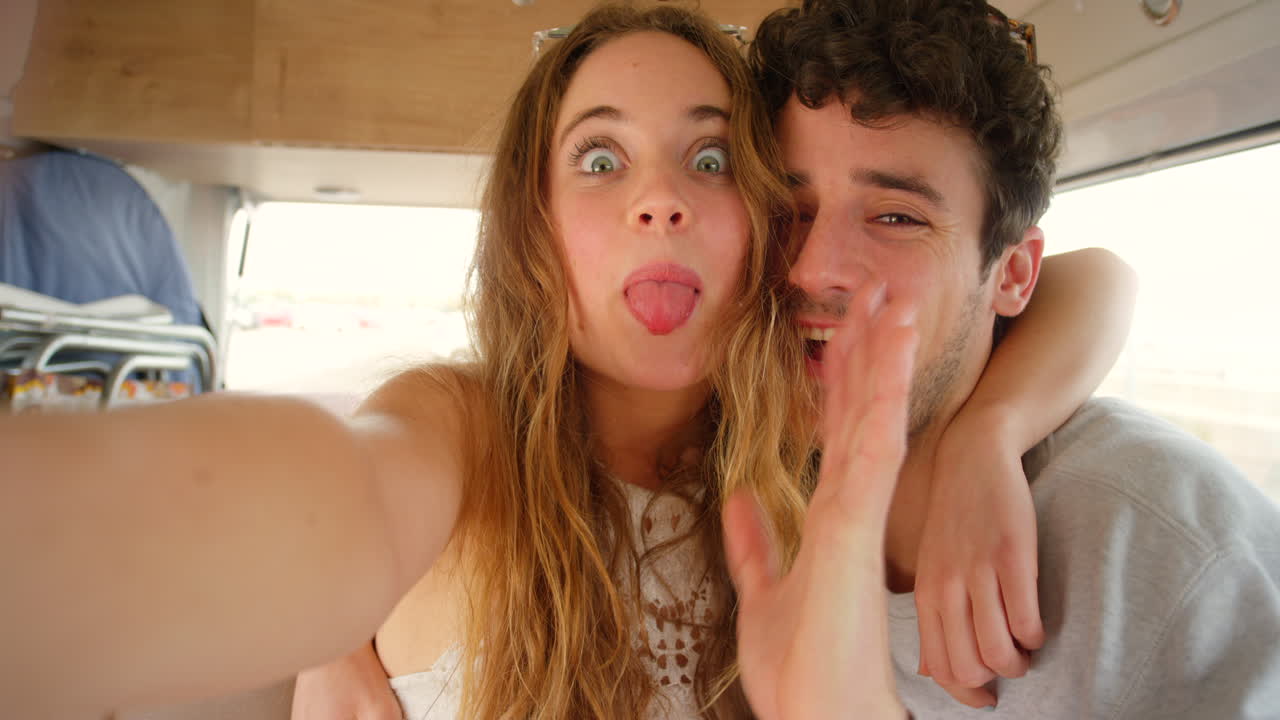 viajes, selfies o parejas en las redes sociales en la carretera