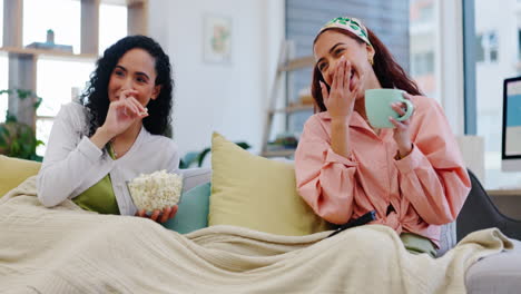 Entspannen-Sie-Sich,-Glückliche-Oder-Lachende-Freunde,-Die-Fernsehen