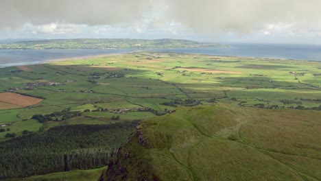 Montaña-Binevenagh-Cerca-De-La-Playa-Cuesta-Abajo-En-La-Ruta-Costera-De-La-Calzada-En-Irlanda-Del-Norte