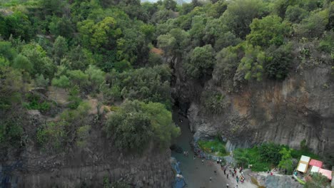 Antena-4k:-Dron-Que-Se-Eleva-Sobre-Las-Gargantas-De-Alcantara,-Un-Impresionante-Canal-De-Columnas-De-Lava-Erosionadas-Naturalmente-En-Barrancos,-Cañones-Y-Cuevas