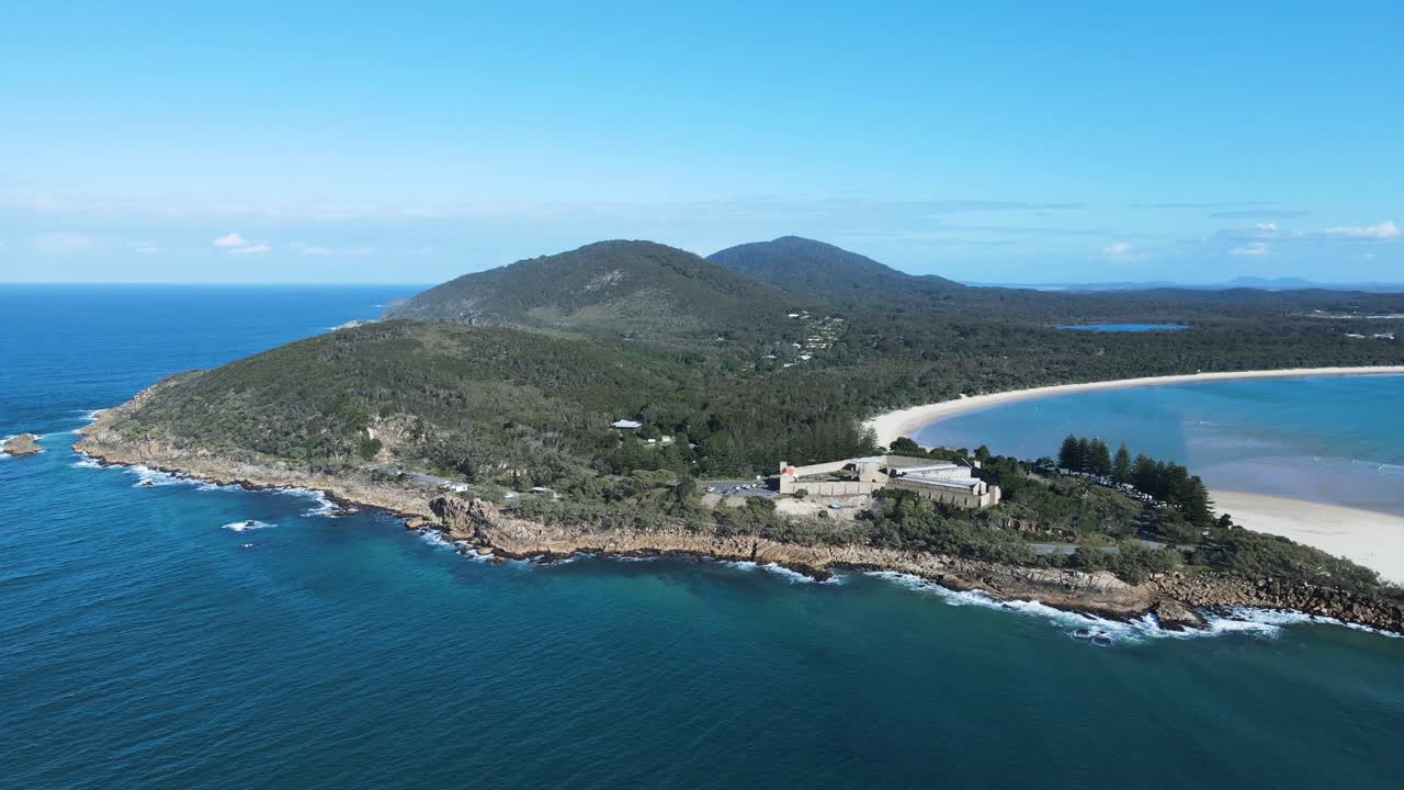 아름다운 풍경을 배경으로 해안 반도에 지어진 감옥의 역사적인 유적