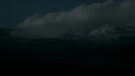 relámpagos de nubes de tormenta que se mueven rápidamente sobre el parque estatal goblin valley