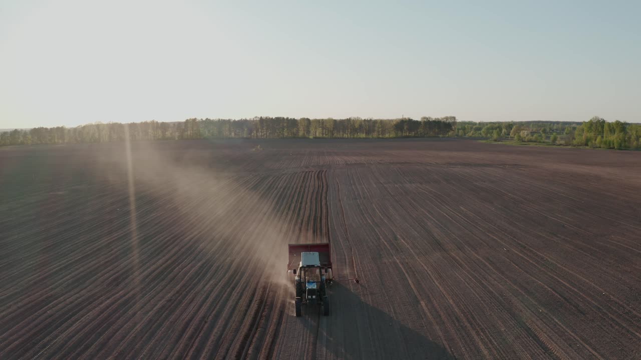 Il trattore prepara il terreno per la semina. Macchinari agricoli.