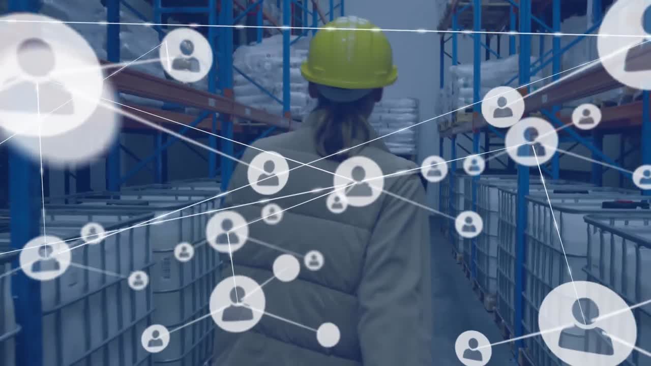 animación de una red de perfiles sobre la vista trasera de una trabajadora tirando de un camión de paletas en un almacén