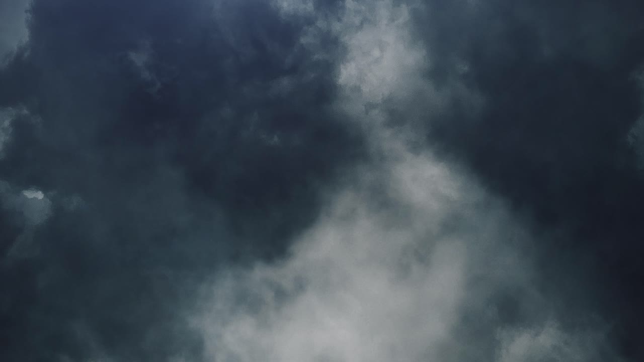 tormenta de 4k, espesas nubes grises moviéndose en el cielo con relámpagos