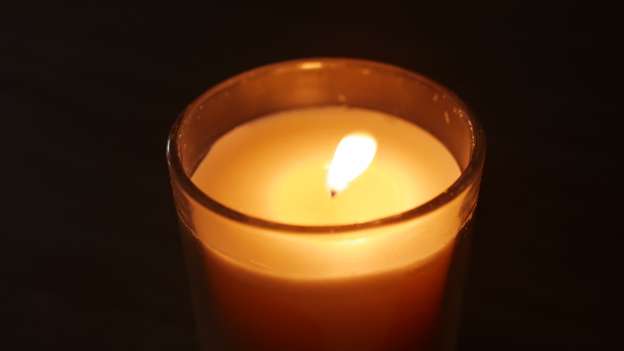 una vela que se apaga y se apaga con el viento