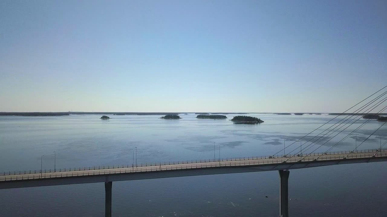 다리 중간에서 조깅하는 남자