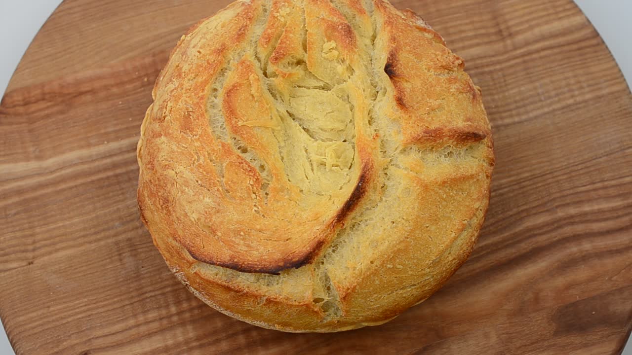 Pagnotta di pane su un tagliere da cucina. Riprese in movimento