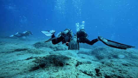 Dos-Hombres-Buceando-Relajado-Bajo-El-Agua-Seguir-Tiro