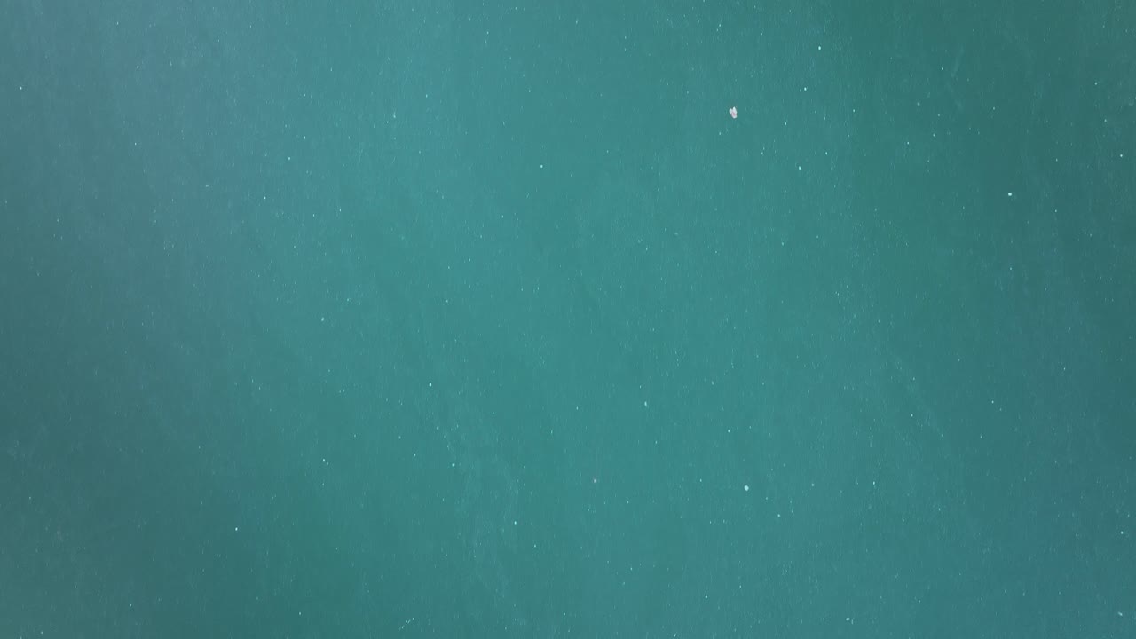 오버시 호수, 네펠스, 스위스 알프스, 반사하는 물과 산의 평온을 바라보는 공중 조류.