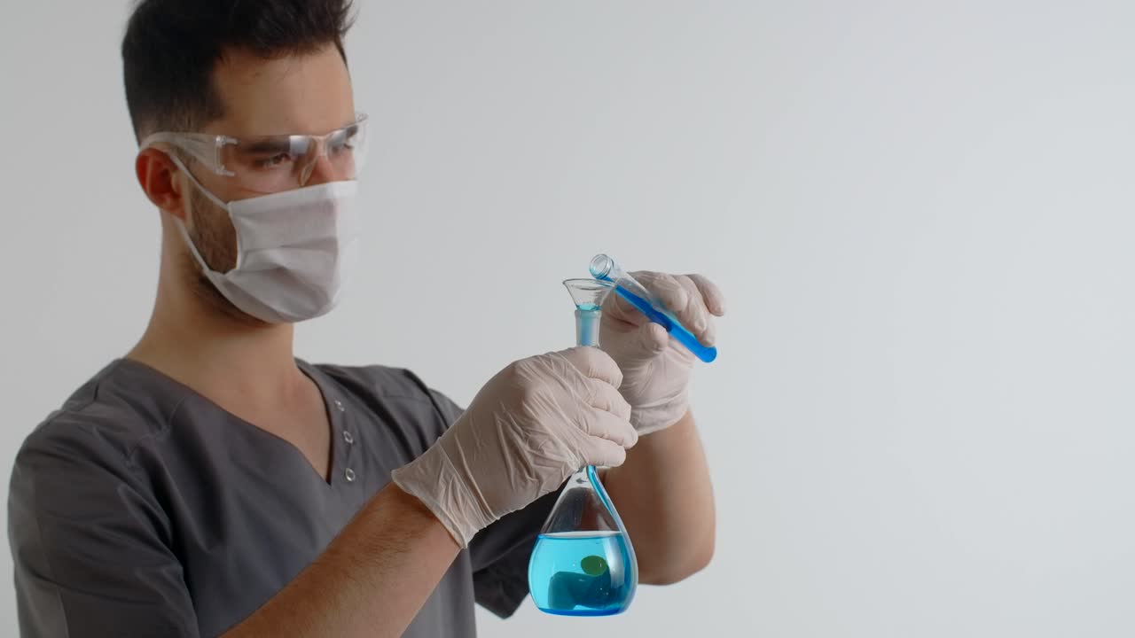 científico que lleva a cabo un experimento químico