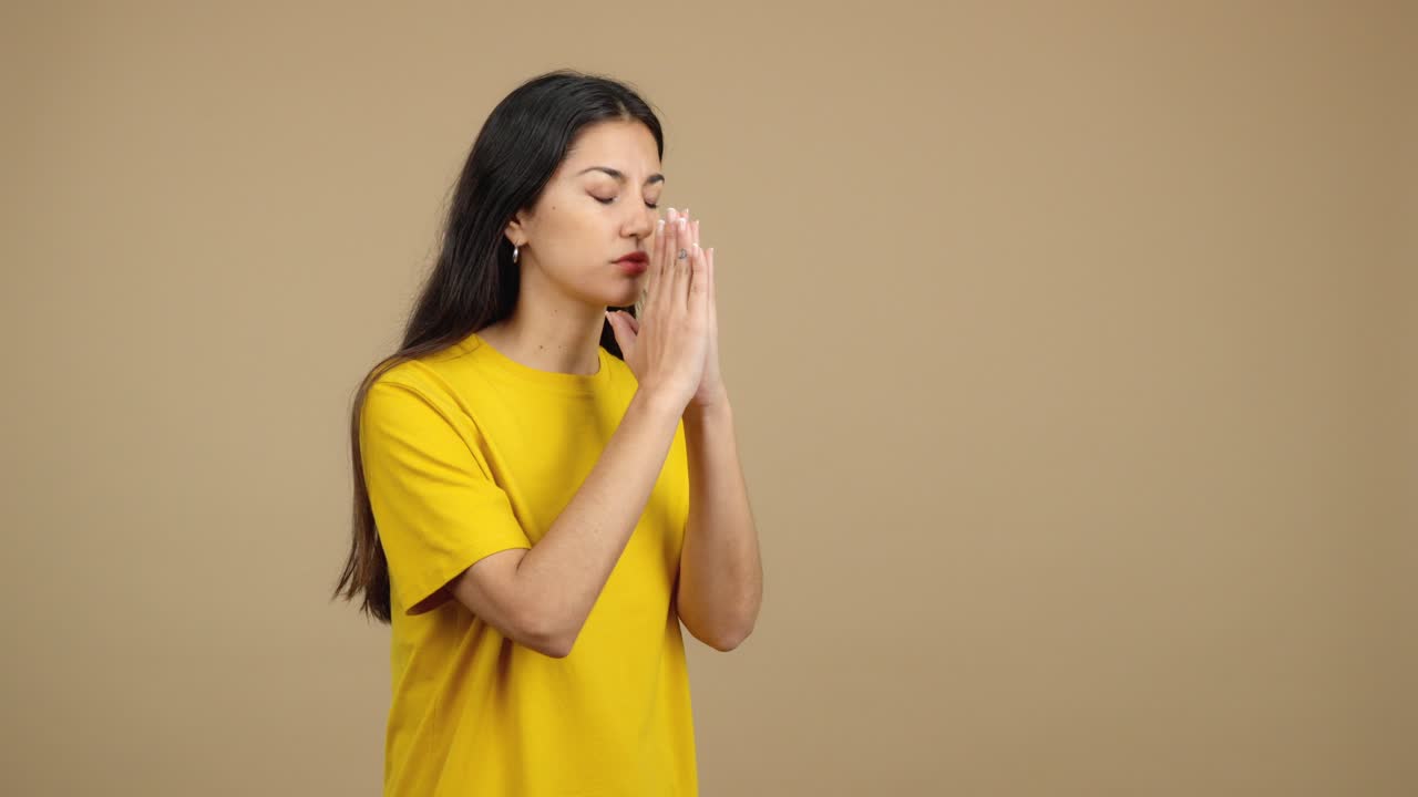 Giovane donna che prega o contempla
