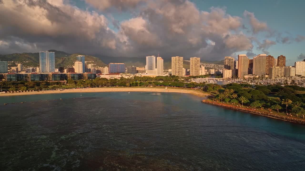 골든 아워 동안 와이키키 스카이라인과 알라모아나 해변 공원의 설정 샷