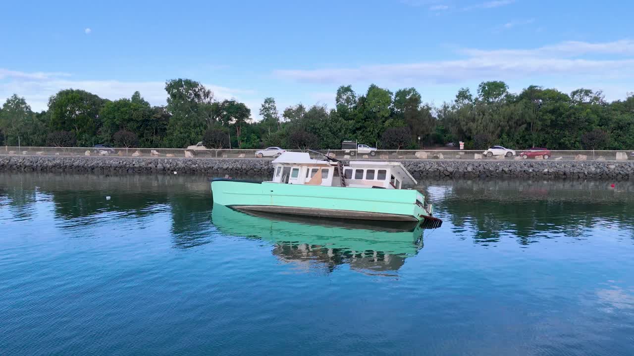 un barco se mueve constantemente a lo largo de las aguas amplias