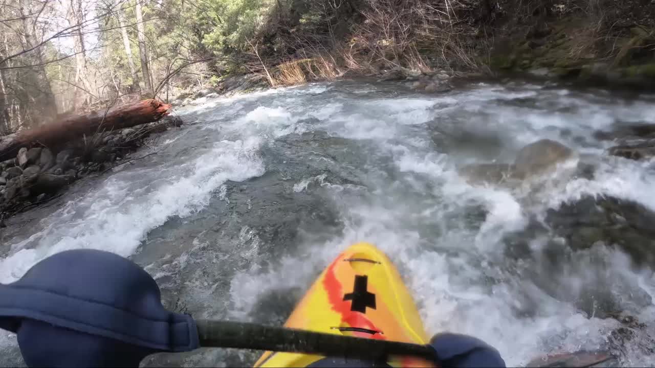 Vista in prima persona di kayak in acque bianche sul fiume Applegate al confine tra California e Oregon