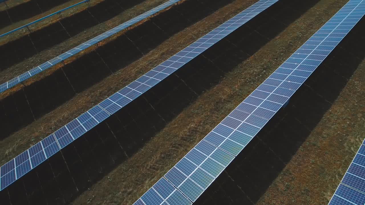 Vedvarende solenergi. Filmet med drone.