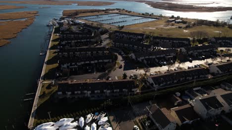 Una-Vista-Aérea-De-Un-Barrio-Residencial-Junto-A-Las-Marismas-En-Freeport,-Nueva-York,-En-Un-Día-Soleado